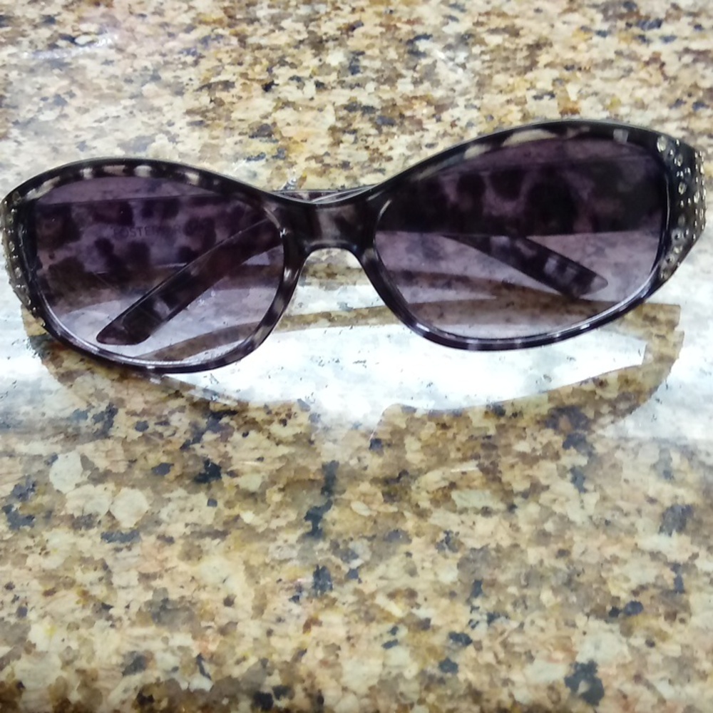 Black sunglasses with a little bit of bling 😁
